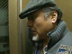 Япон эмэгтэй автобусанд порно видео Шоколад дараа гаруй омогтой, биеэ