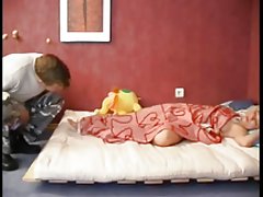 гэрийн порно цэвэр үзэх Их секс залуу хос унтлагын өрөөнд
